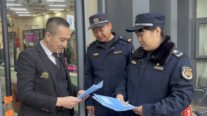 北京门头沟、延庆、房山和顺义等各区城管全力做好扫雪铲冰宣传动员工作