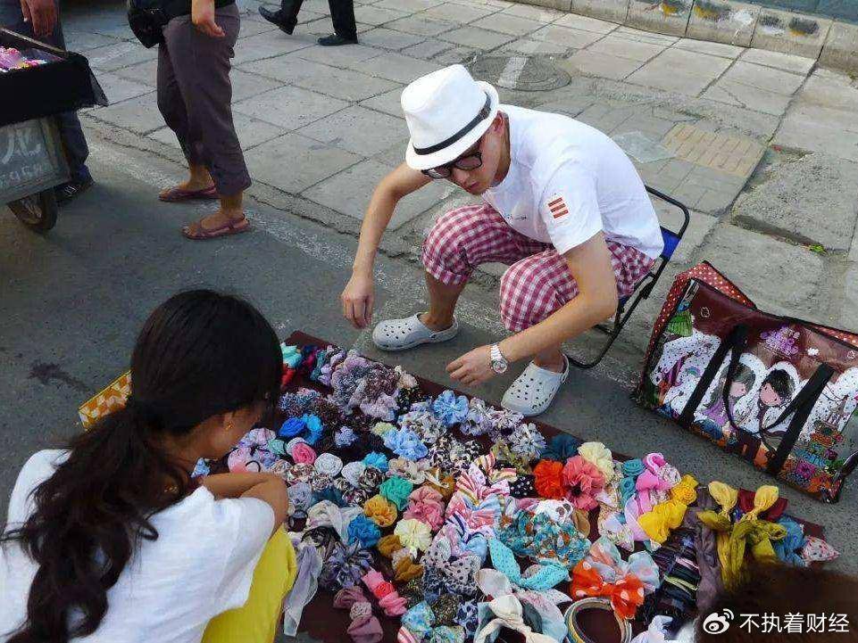 为什么国家允许摆地摊，城管却不让？背后究竟有何原因？