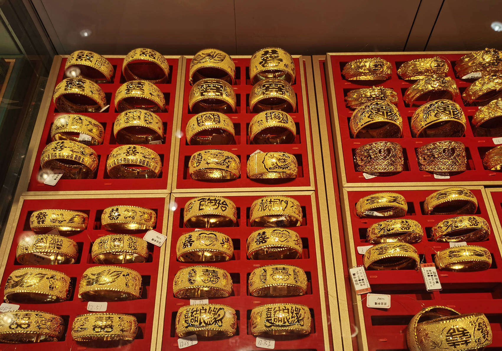金价猛涨，逼近840元！黄金店铺延迟放假，“蛇金”、足金手机贴火爆！今年还会涨吗？