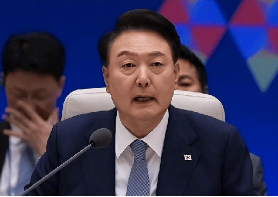 韩国政坛巨震！尹锡悦深陷囹圄，李在明危在旦夕，中方回了1句话