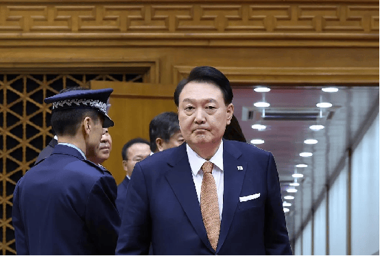 韩国政坛巨震！尹锡悦深陷囹圄，李在明危在旦夕，中方回了1句话
