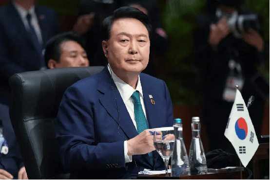 韩国政坛巨震！尹锡悦深陷囹圄，李在明危在旦夕，中方回了1句话