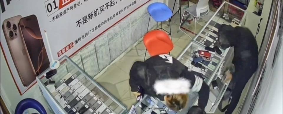 4名少年偷手机89部还发视频炫耀,店主:贼抓了又放,手机向谁要
