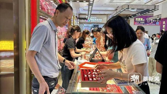 金价下跌，有人砸40万买进后人“麻”了