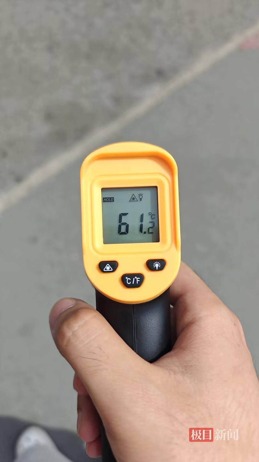 西安高温把柏油马路“晒化”了，记者实测街头温度超60℃，专家解读为何温度比天气预报高