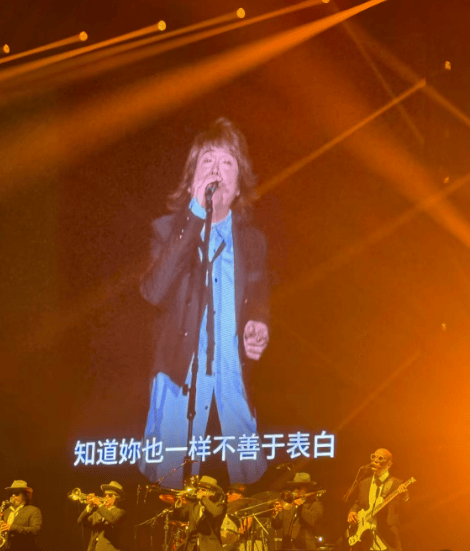 一觉醒来，一大批青岛人嗓子哑到说不出话！上万人喊了几小时还不算完，齐声要求：加班，加班，加班