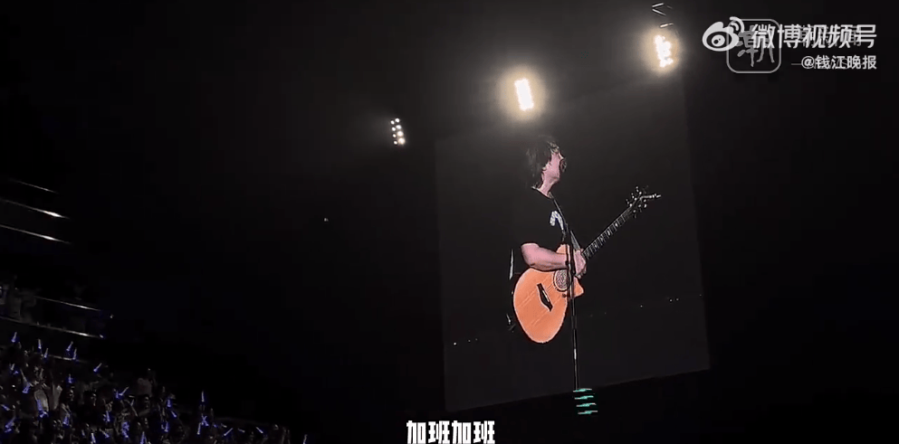 一觉醒来，一大批青岛人嗓子哑到说不出话！上万人喊了几小时还不算完，齐声要求：加班，加班，加班