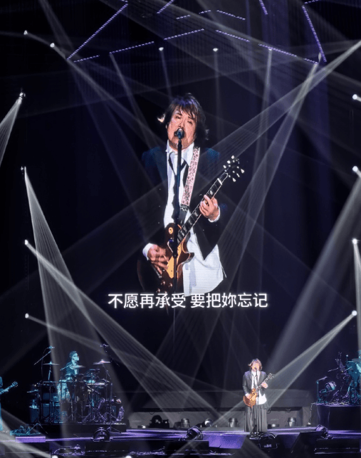 一觉醒来，一大批青岛人嗓子哑到说不出话！上万人喊了几小时还不算完，齐声要求：加班，加班，加班