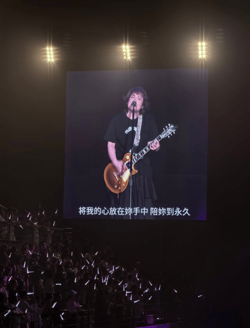 一觉醒来，一大批青岛人嗓子哑到说不出话！上万人喊了几小时还不算完，齐声要求：加班，加班，加班