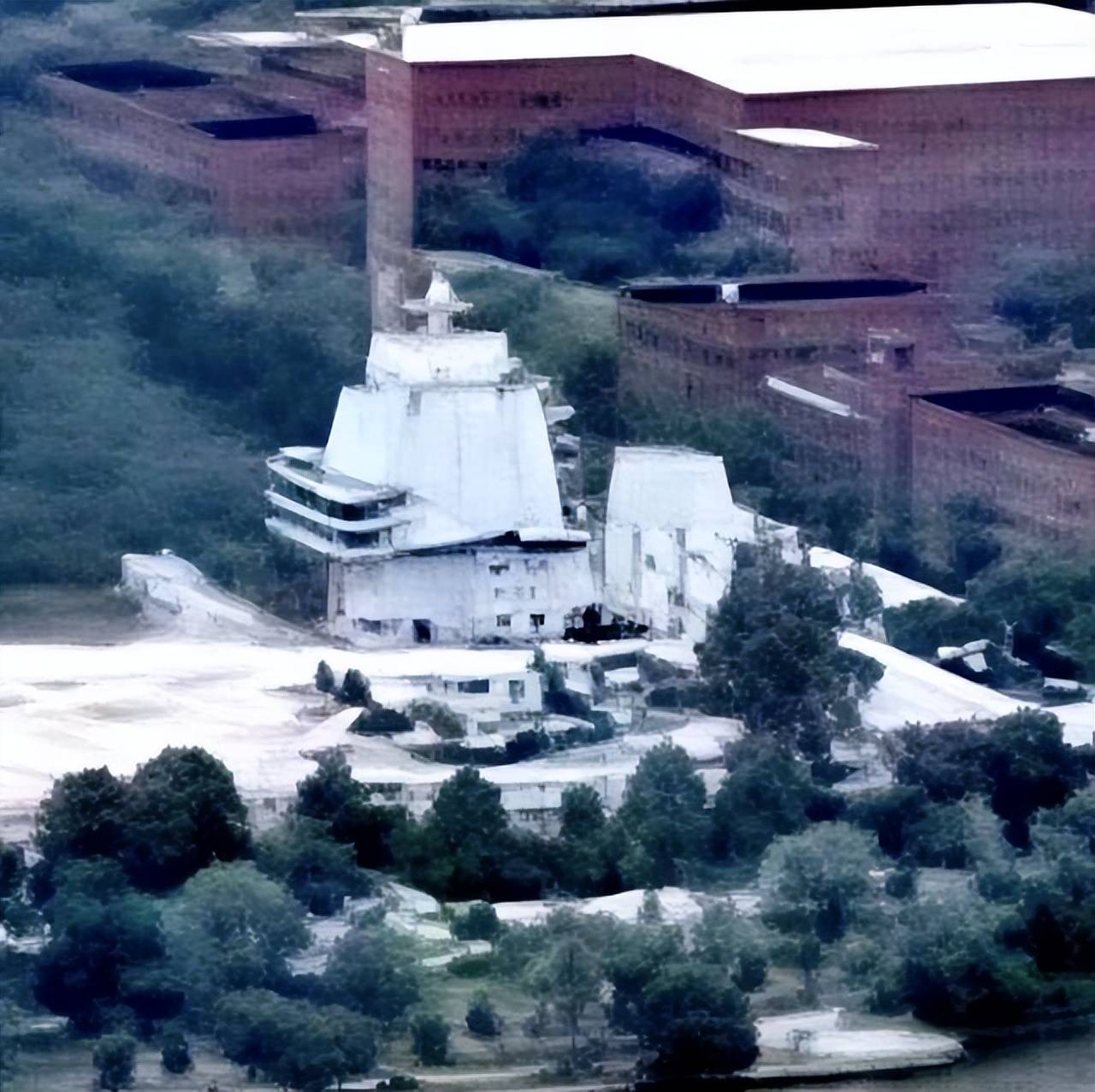 谜一样的舰岛震撼亮相！中国12万吨核航母曝光，技术已超越美国福特号？