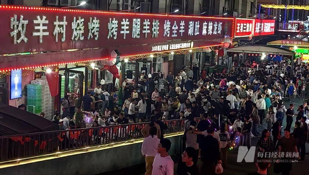 淄博凉了？记者实探：烧烤店“下午5点就排队，凌晨2点才收摊”