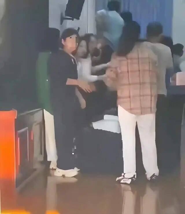 家长们跪成一排,学生蒙眼从背上踩过?教育局回应河南一中学举办活动引热议:正调查处理