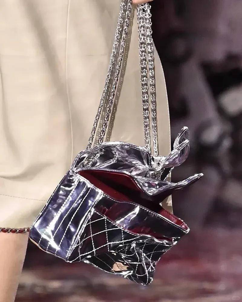 周迅、窦靖童、刘雯、井柏然同框围观香奈儿的新秘密