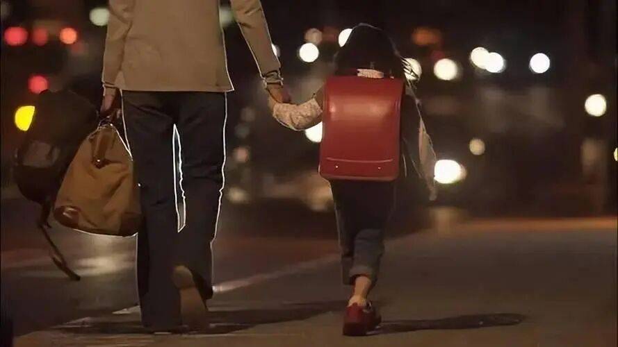 解忧 | 单亲爸爸跑网约车，女儿全程住车上