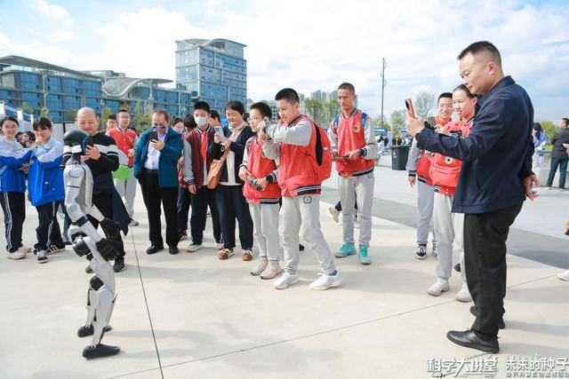 仿生四足机器人、飞行模拟器……好酷的课前预热！35支成都科技团队亮出家底绝活
