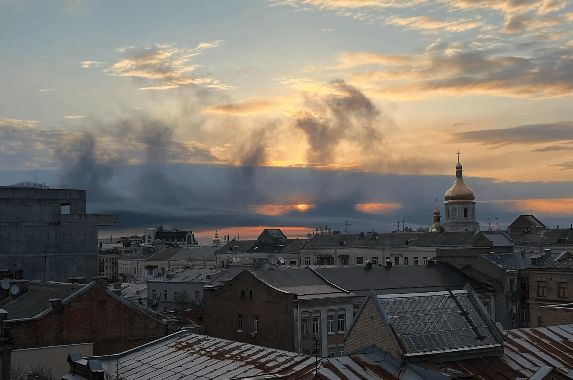 趁着美国被拖入中东泥潭，深夜，俄军突然出手，把乌克兰炸成火海