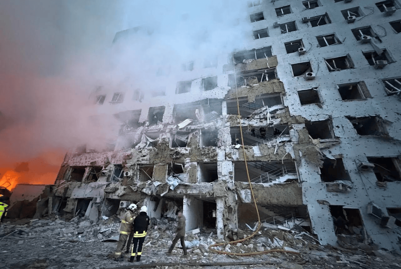 趁着美国被拖入中东泥潭，深夜，俄军突然出手，把乌克兰炸成火海