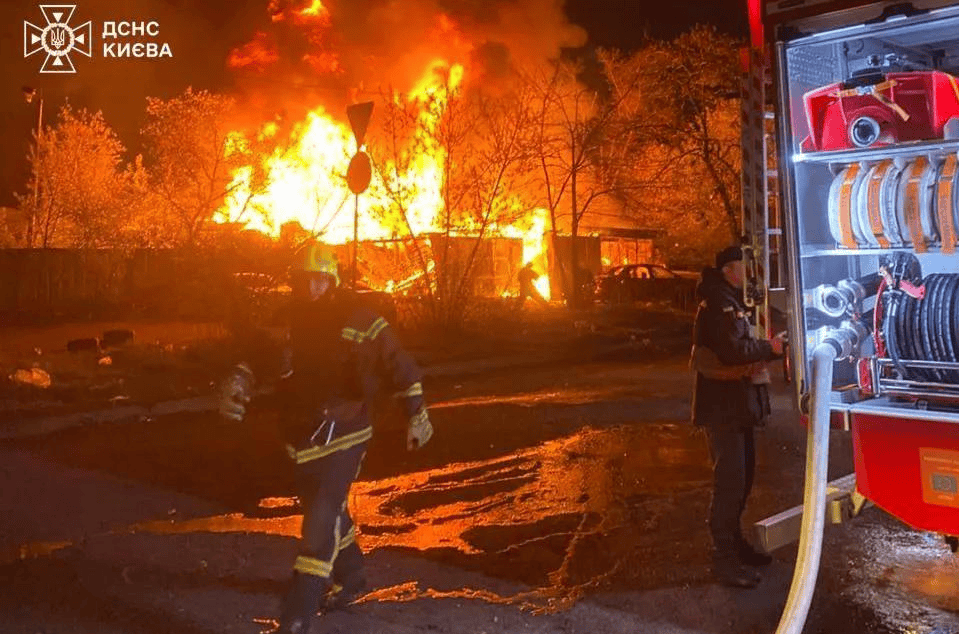 趁着美国被拖入中东泥潭，深夜，俄军突然出手，把乌克兰炸成火海